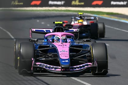 Colapinto delante de Lewis Hamilton, a quien asustó andando demasiado despacio en la recta principal; el argentino se despistó en un par de ocasiones y quedó muy lejos de los primeros en los tiempos de giro.