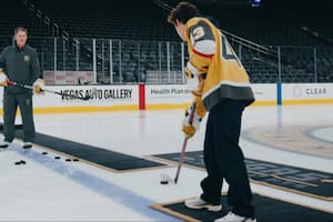 Colapinto deslumbró en Las Vegas con su destreza para el hockey sobre hielo