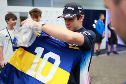 Colapinto, en el GP de Brasil, con la camiseta de Boca Juniors (Photo by Hector Vivas/Getty Images)