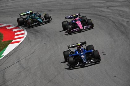 Colapinto, entre Carlos Sainz y Fernando Alonso en los primeros tramos del Gran Premio de España