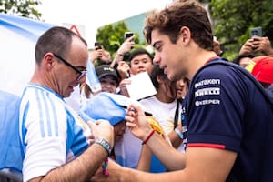 Colapinto firma la camiseta de la selección argentina en el circuito de Singapur