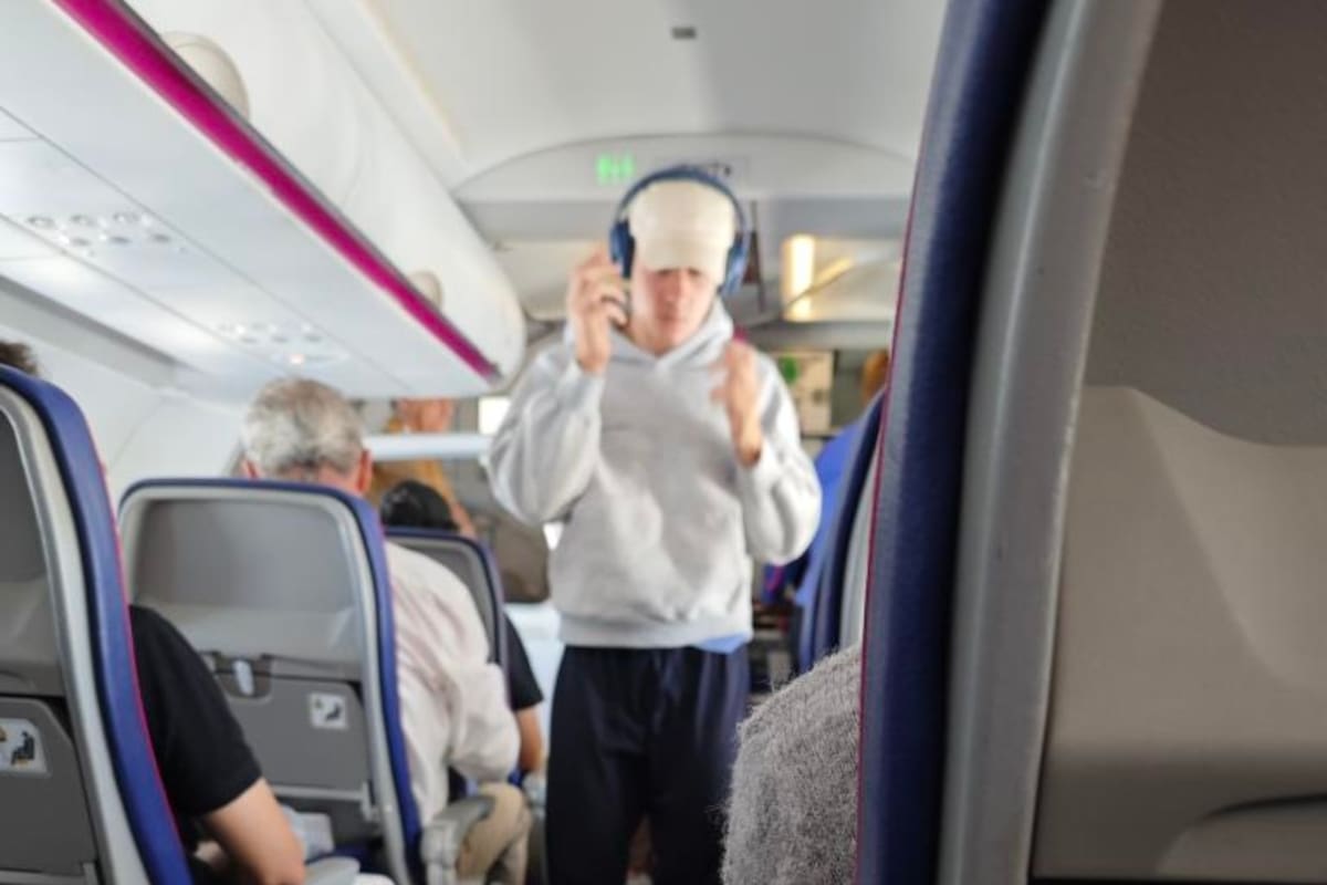 Colapinto fue visto en un vuelo de línea camino a su próxima carrera.