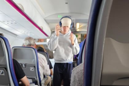 Colapinto fue visto en un vuelo de línea camino a su próxima carrera.
