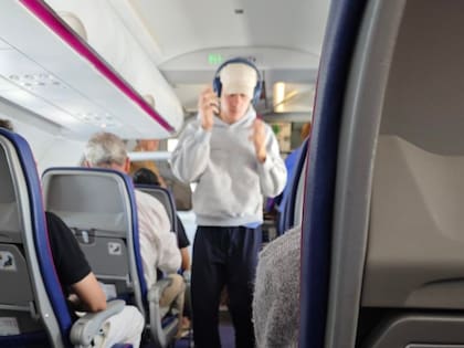 Colapinto fue visto en un vuelo de línea camino a su próxima carrera.
