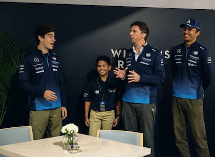 Colapinto junto a James Vowles, jefe del equipo Williams, y su compañero Alex Albon en Austin (Foto: Instagram @francolapinto)
