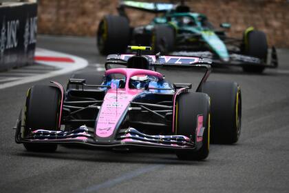 Colapinto llegó a figurar 13° en el Gran Premio de Azerbaiyán; luego, pagó el precio de un toque en la parte de atrás de su auto