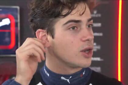 Colapinto muestra la oreja derecha, en la que sufrió un corte antes de la actividad