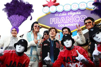 Colapinto pusa para una foto con imitadores de Elvis Presley en el Paddock antes de la práctica antes del Gran Premio de F1 de Las Vegas 2024