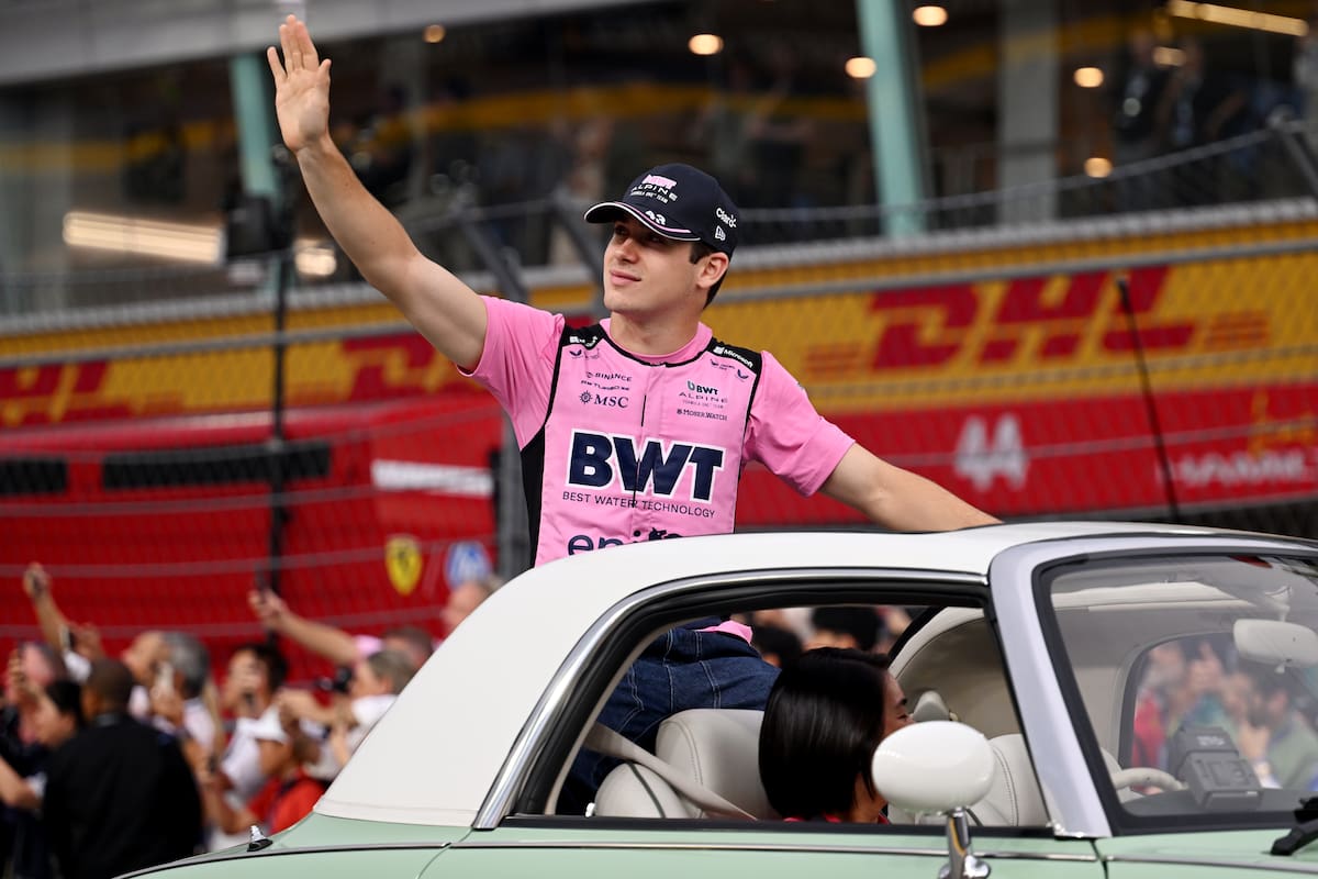 Colapinto saluda a sus fans en un desfile previo al GP de Singapur