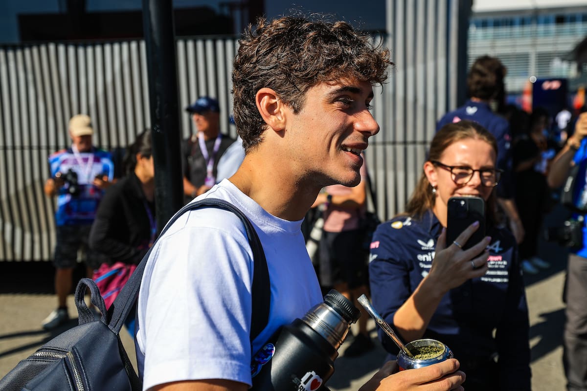 Colapinto, sonrisas y mate en su llegada a Monza
