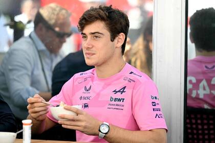 Colapinto y un almuerzo temprano, antes de la largada en el Hermanos Rodriguez (Photo by Yuri CORTEZ / AFP)