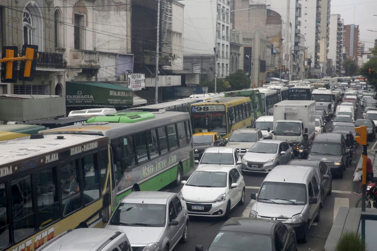 Colapso de tránsito en avenida Mitre, Avellaneda, acceso a puente Pueyrredón