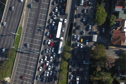 Colapso de tránsito en el acceso a Panamericana