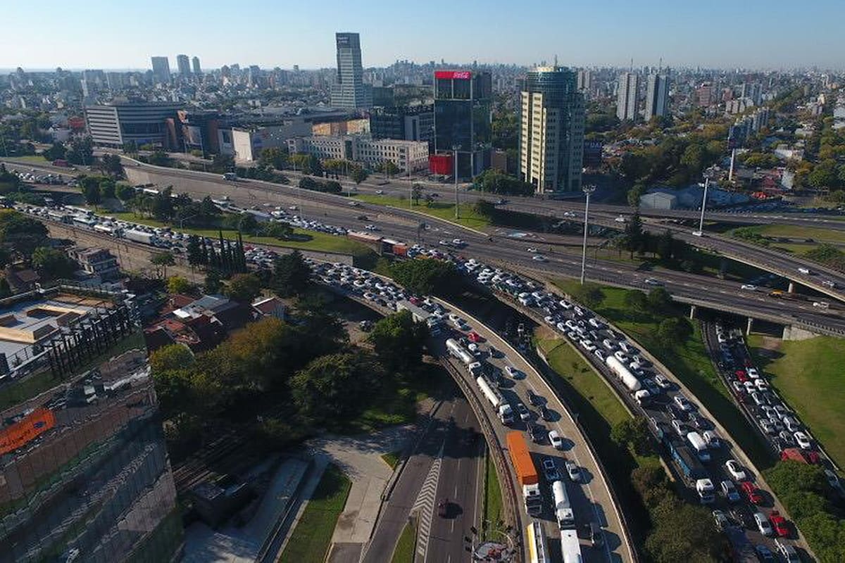 Colapso de tránsito en el acceso a Panamericana