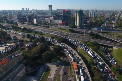 Colapso de tránsito en el acceso a Panamericana
