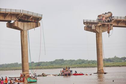 Colapsó un puente en la India, las autoridades confirmaron nueve víctimas fatales