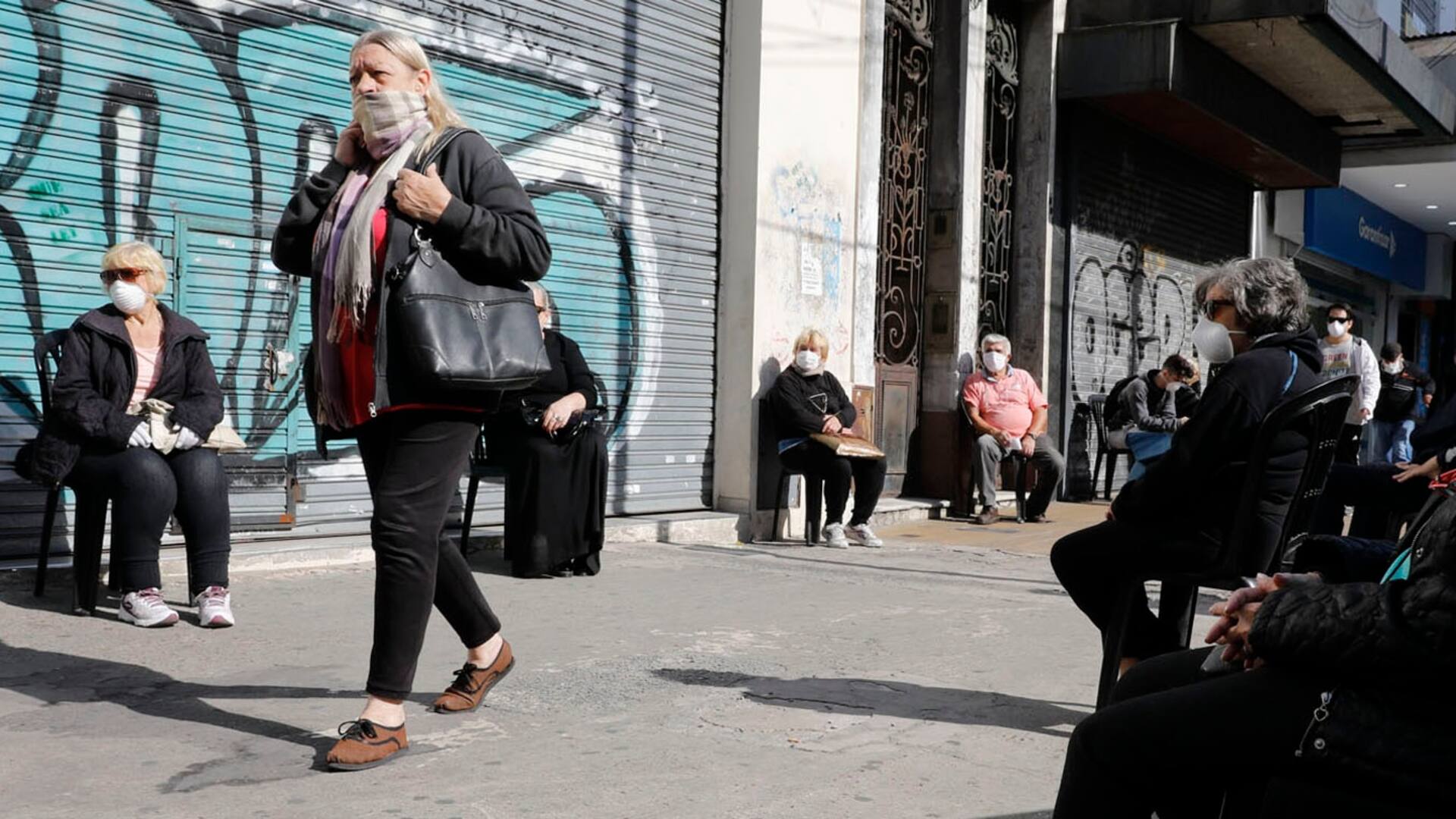 Los jubilados no bancarizados deben salir a cobrar sus haberes, pese al riesgo