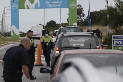 Colas de autos en el acceso a Villa Gesell, luego del anuncio del aislamiento voluntario y horas antes de que se dictara la cuarentena para toda la población.