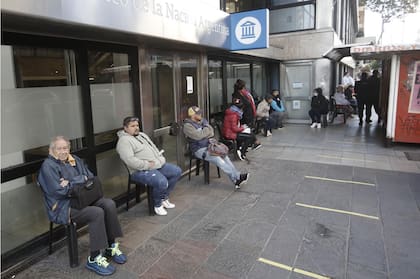Colas de jubilados en Mar del Plata