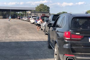 Colas en el puente Internacional San Martín, que une la zona de Puerto Unzué, cercana a Gualeguaychú en la provincia de Entre Ríos, con Fray Bentos, capital del departamento uruguayo de Río Negro