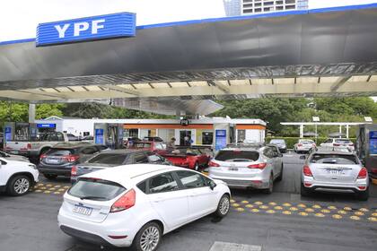 Colas en estaciones de servicio YPF por proximo aumento de combustible.