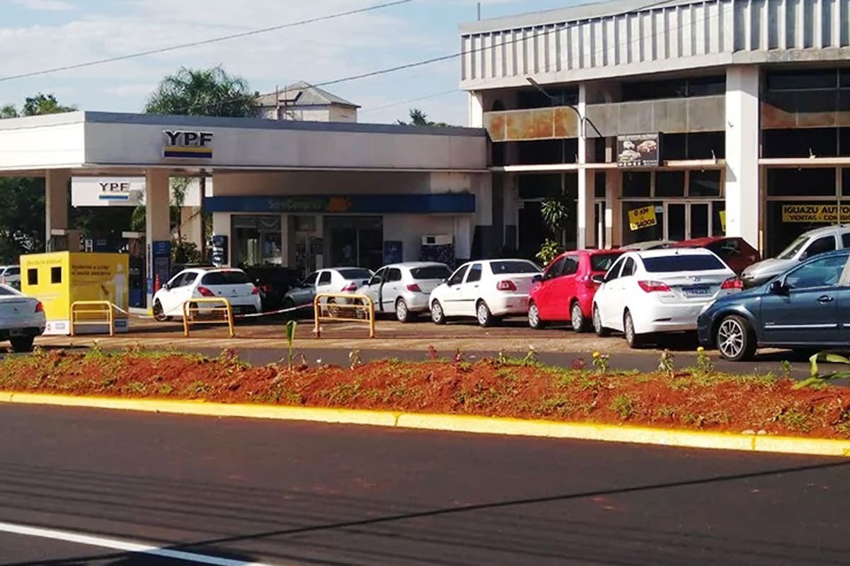 Colas en las estaciones de servicio de Puerto Iguazú, en Misiones