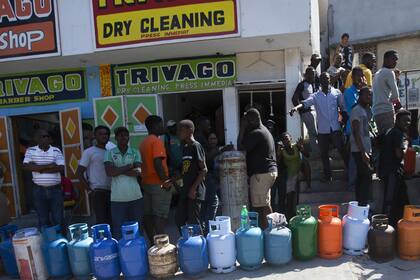 Colas en Puerto Príncipe, ayer, para llenar las garrafas; por diez días el país se paralizó por las protestas