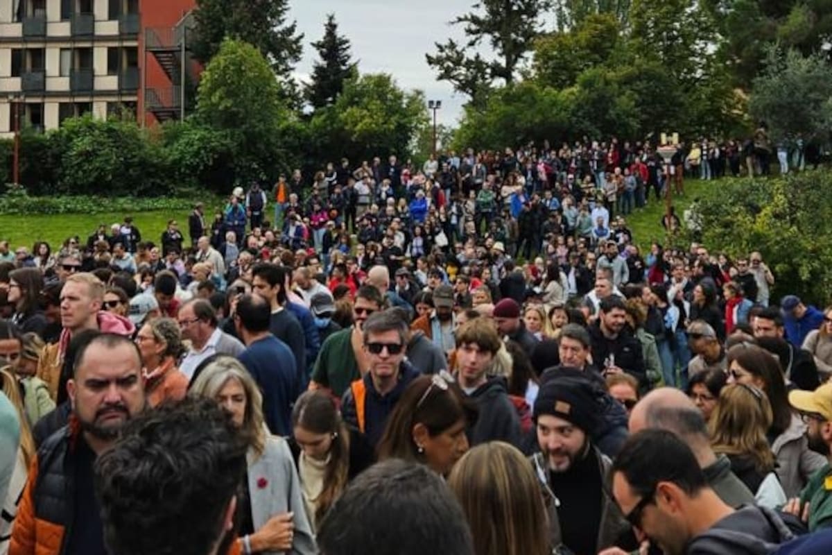 Colas interminables para votar en el Colegio Mayor Argentino de Madrid