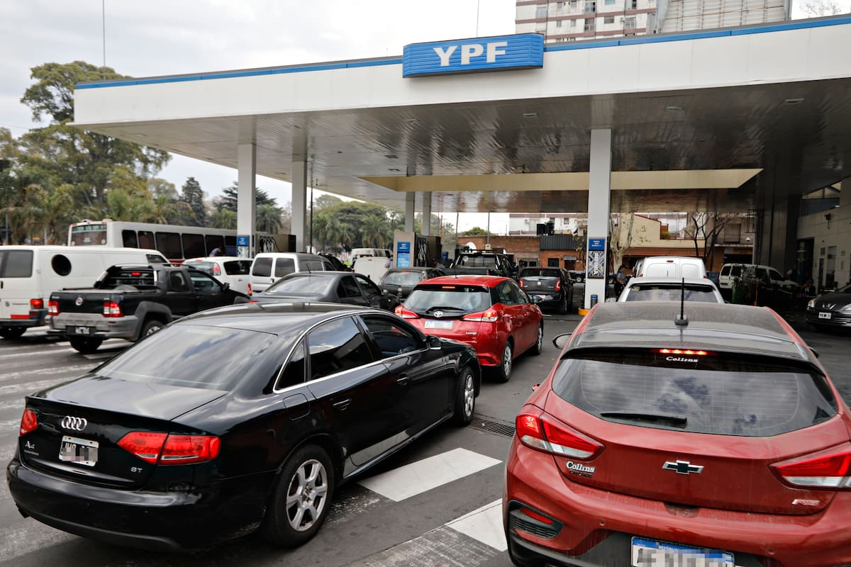 Colas para cargar combustibles ante el inminente aumento de los precios