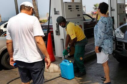 Colas para cargar nafta en Beirut