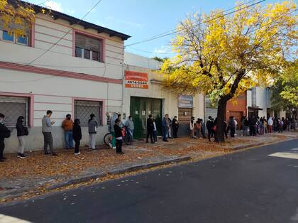 Colas para inscribirse al bono de $18.000 que se otorgó en mayo a los trabajadores informales