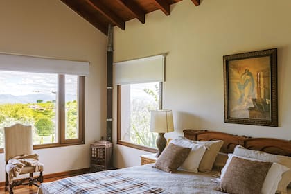 Colcha de alpaca, pie de cama de Luracatao y barracán, también de Luracatao, la emblemáticata tienda que creó el belga José D’Hondt y que actualizó el diseño tradicional manteniendo intacta la maestría de su confección artesanal.