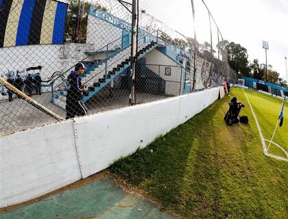 Colchonetas y paredón desnudo en la cancha de Almagro