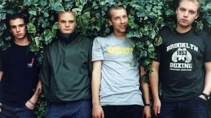 Coldplay lanzó Parachutes, su álbum debut, en 2000 y se convirtió en blanco de críticas... y de adoración. (De izq. a der.: bajista Guy Berryman, guitarrista Jonny Buckland, vocalista principal y pianista Chris Martin y baterista y vocalista secundario Will Champion)