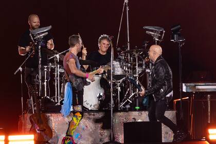 Coldplay sumó a Charly Alberti y Zeta Bosio de Soda Stereo para una presentación especial en su anteúltimo concierto