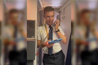 Cole Doss anunció en el inicio del vuelo que piloteaba hacia Madrid que una de las azafatas tenía una relación muy especial con él