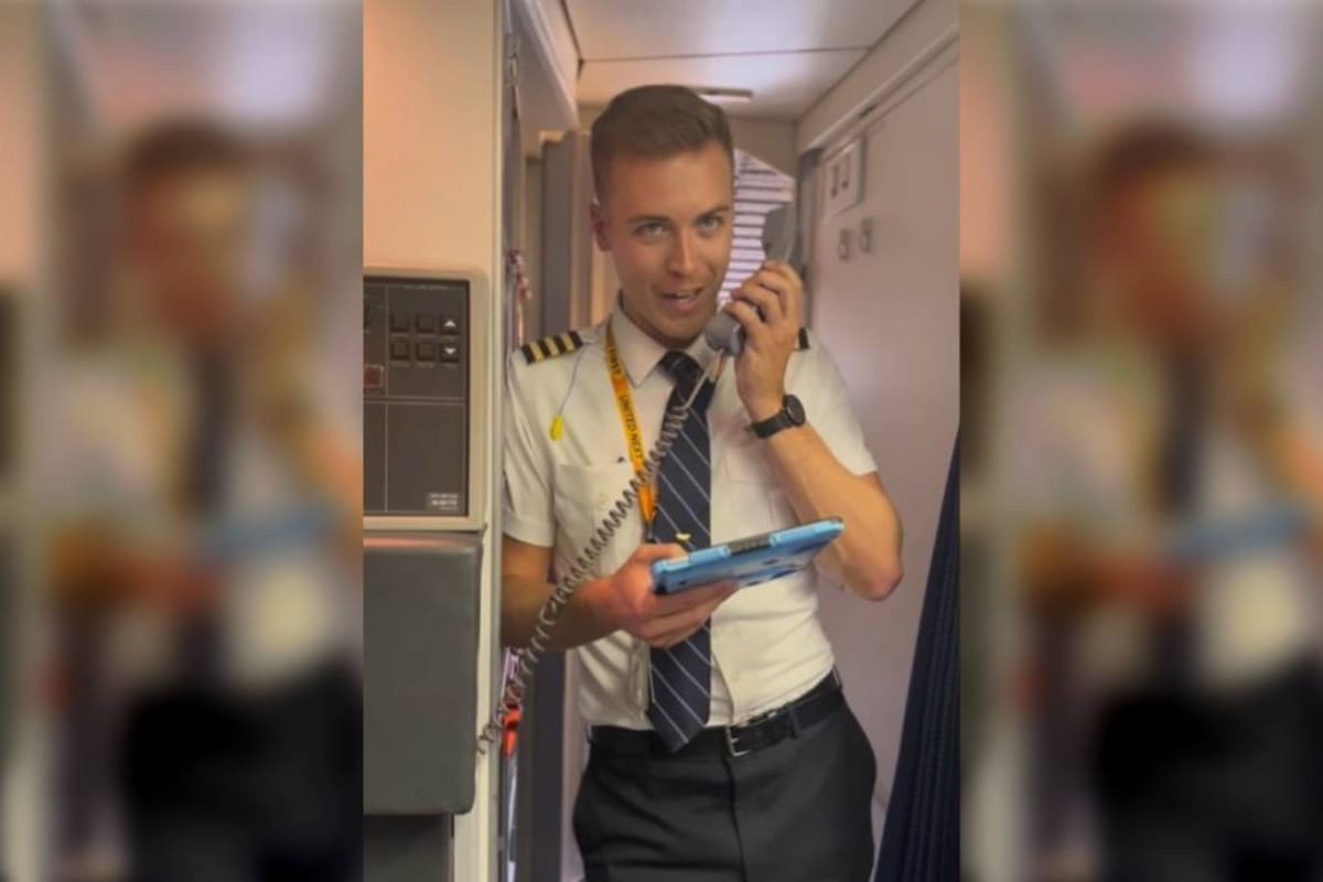 Cole Doss anunció en el inicio del vuelo que piloteaba hacia Madrid que una de las azafatas tenía una relación muy especial con él