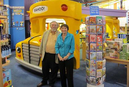Cole junto a Bruce Deggen, el ilustrador de las historias de El autobús amarillo, una saga de libros en los que se mezclaba la ciencia con la fantasía