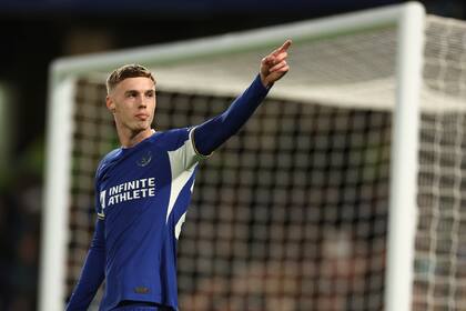 Cole Palmer del Chelsea celebra tras anotar el quinto gol de su equipo en el triunfo ante el Everton en el duelo de la Liga Premier el lunes 15 de abril del 2024. (AP Foto/Ian Walton)
