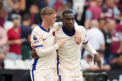 Cole Palmer y Nicolas Jackson del Chelsea salen del campo tras el encuentro ante el West Ham en la Liga Premier el sábado 21 de septiembre del 2024. (AP Foto/Alastair Grant)