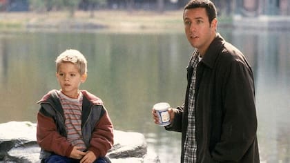 Cole Sprouse interpretó al hijo de Adam Sandler