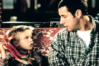 Cole Sprouse con Adam Sandler en Un papá genial (Foto Sony Pictures)