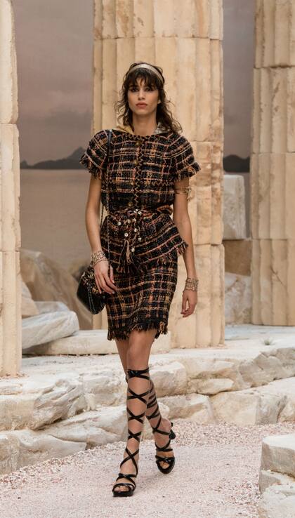 Mica Argañaraz, parte del elenco de modelos de la colección crucero de Chanel, "La Modernidad de la Antigüedad"