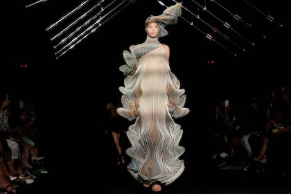 Iris Van Herpen destacó con sus diseños realizados en impresión 3D, durante el inicio de la semana más glamurosa del calendario fashion