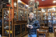 Consiguió sus primeras máquinas de fotos gracias a cartoneros y hoy exhibe más de 3000 en su museo