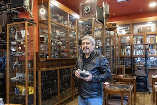 Consiguió sus primeras máquinas de fotos gracias a cartoneros y hoy exhibe más de 3000 en su museo