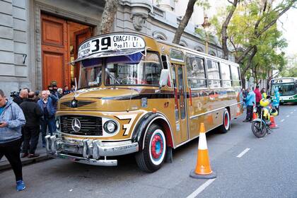 Colectiveros de la línea 39, donde Carlitos comenzó su carrera, contando chistes “a la gorra”, se dieron cita en la Legislatura porteña para despedir a su pasajero más famoso.
