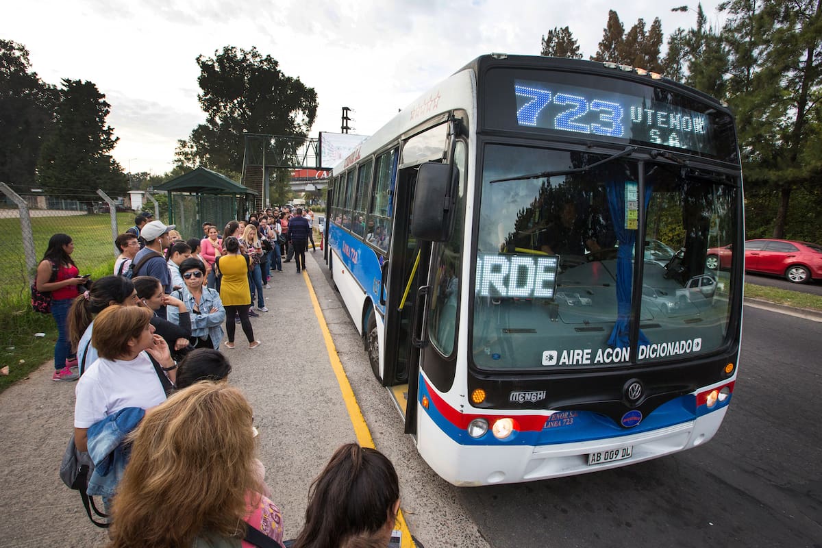 Colectivo ingresando a Nordelta