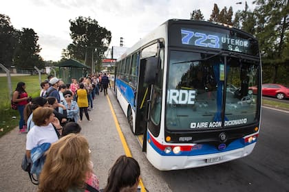 Colectivo ingresando a Nordelta