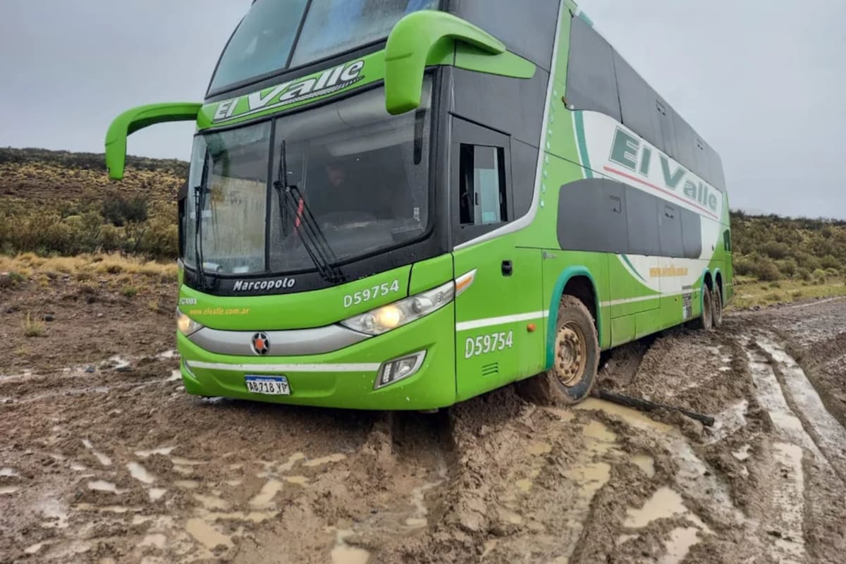 Colectivo varado en el barro en la ruta provincial 63 de Chubut
